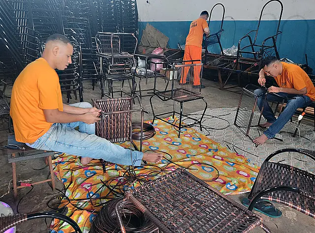 Do pó ao produto final, internos produzem cadeiras de fio em penitenciária de Campo Grande