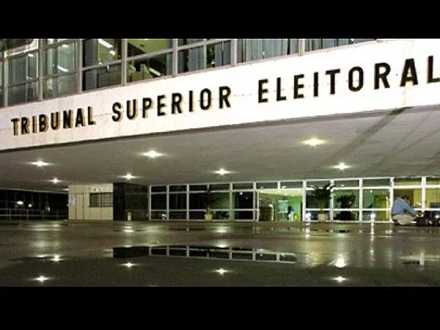 Julgamento de ação para impugnar mandato de Dilma é suspenso no TSE
