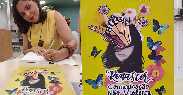 Escritora de Anastácio entrega livro Comunicação Não Violenta a ministra