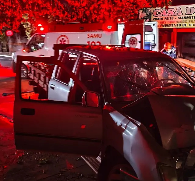 Batida de caminhonete contra árvore deixa duas vítimas em Aquidauana