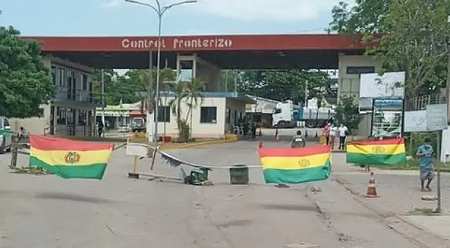 Manifestantes fecham fronteira da Bolívia com Corumbá