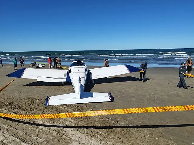 Avião faz pouso de emergência em praia de Santa Catarina