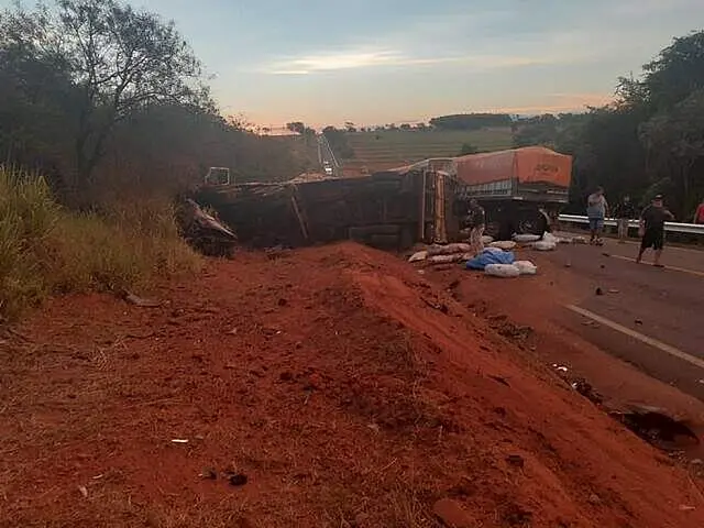 Casal de idosos morre em colisão envolvendo cinco veículos na BR-163