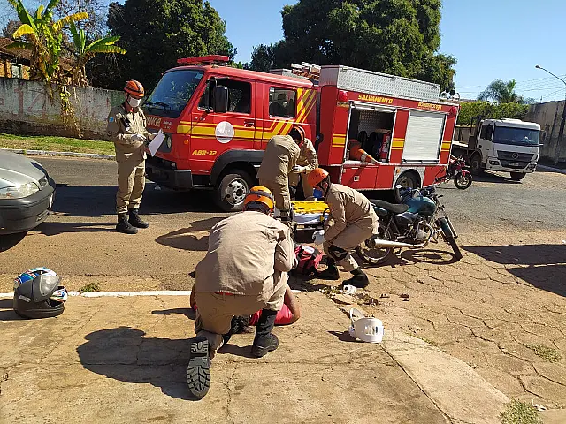 Bombeiros socorrem motociclista que caiu na Avenida JK em Anastácio