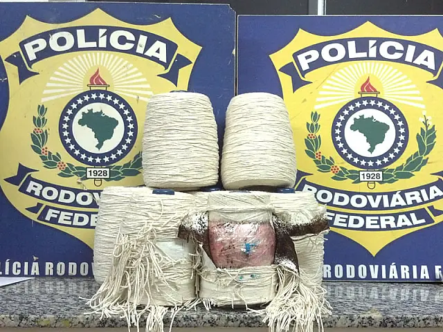 PRF apreende 3,5 quilos de cocaína em carretéis de linha