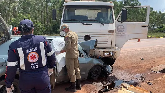 Colisão entre carro e caminhão deixa 2 mortos na BR-262