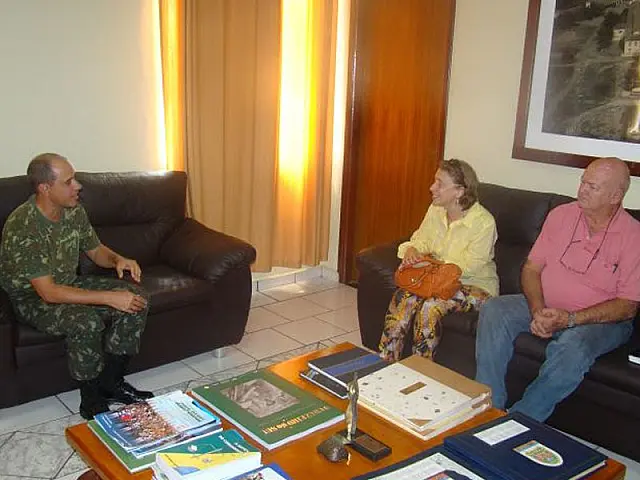 Gerentes de Saúde e Obras visitam comandante do 9º BE Cmb