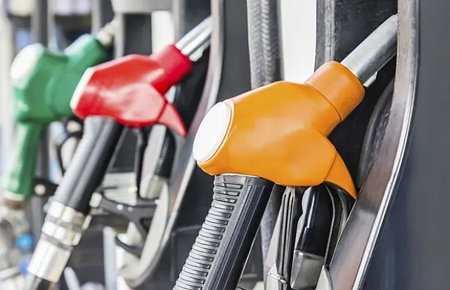 Preços da gasolina e do diesel diminuem hoje nas refinarias