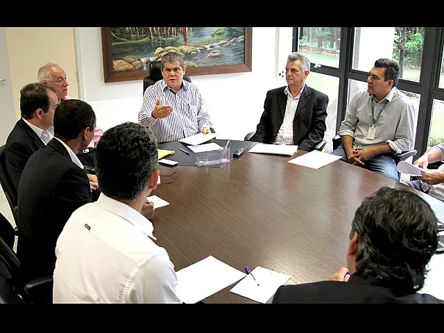 Presidente do TCE-MS recebe estudo para implantação de novo Plano de Cargos e Carreira