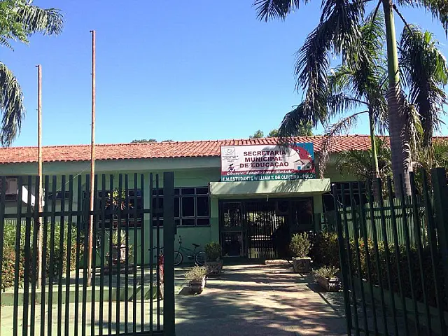 Ex-alunos de 14 anos invadem escola e tentam esfaquear adolescente