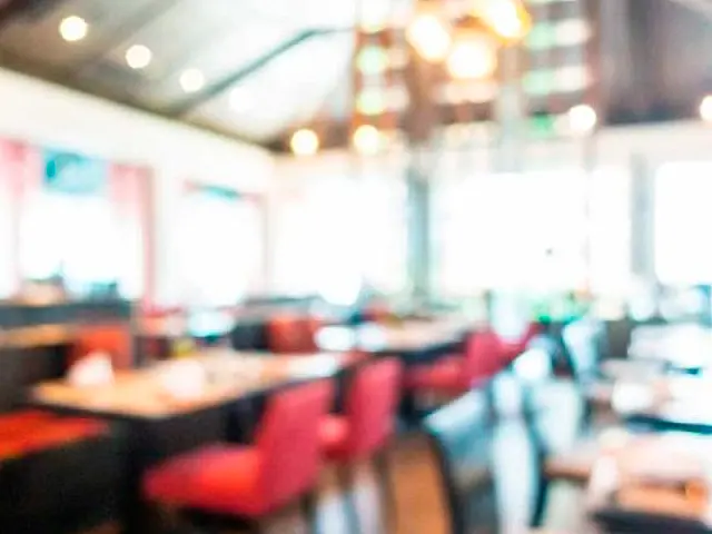 Ex-funcionária de restaurante denuncia racismo