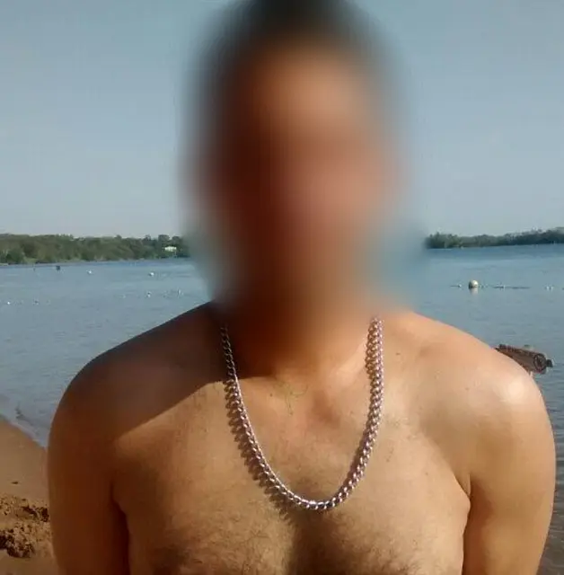 Fingindo simpatia, homem puxa adolescentes na rua e as beija à força