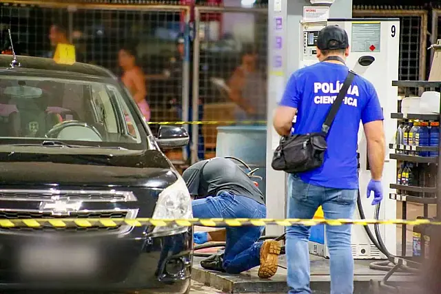 Suspeito de assassinato em posto de combustível é identificado; homem continua foragido