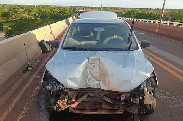 Colisão entre carro e caminhão mata idosa na BR-262