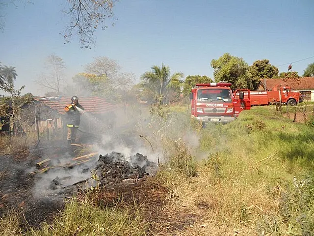 Incêndio em terreno baldio mobiliza guarnição do Corpo de Bombeiros