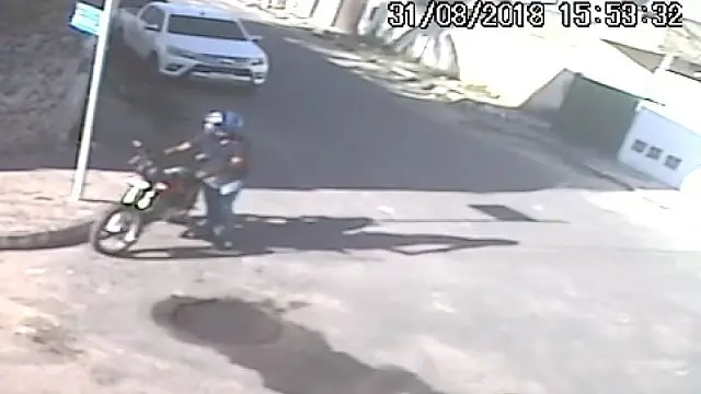 Homem furta moto de mototaxista e é preso empurrando veículo em Anastácio