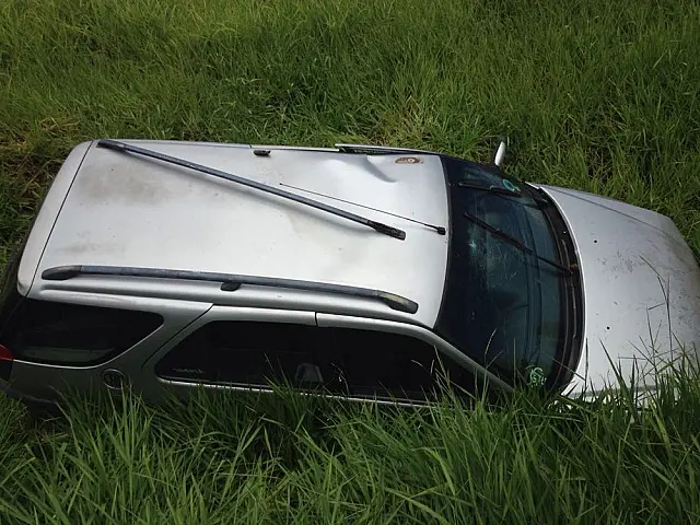 Motorista embriagado perde controle e camionete sai da pista na BR-262