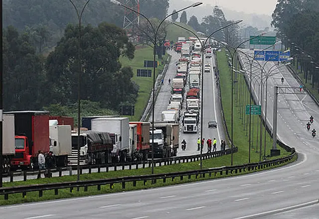 Caminhoneiros bloqueiam rodovias em dez estados