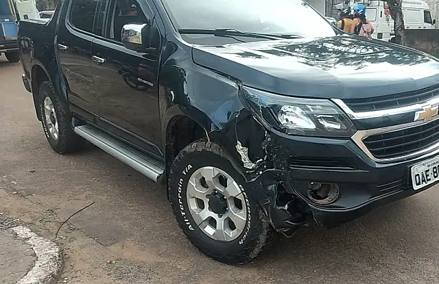 Após acidente de trânsito envolvendo carro e moto, vítima é levada para Pronto Socorro