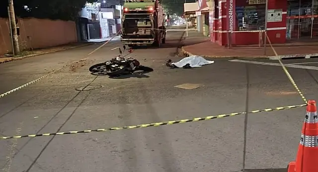 Sem capacete, motociclista morre ao bater em caminhão de lixo