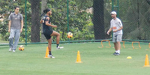 Fase final de recuperação: Cuca diz que conta com R10 ainda no Brasileiro