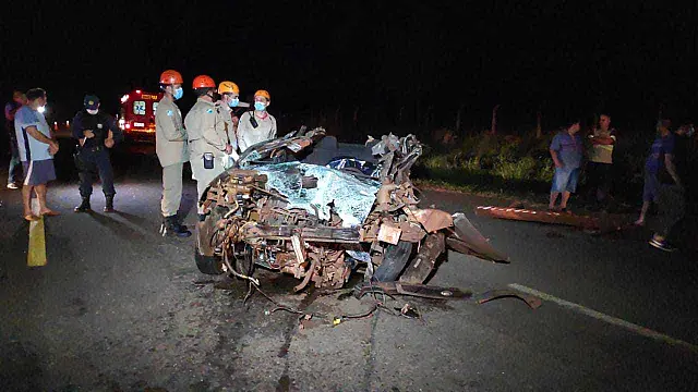 Homem morre após passar com carro sob carroceria de carreta em Anel Viário