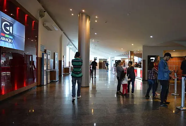 Novo decreto mantém toque de recolher às 21 horas e autoriza abertura de cinema
