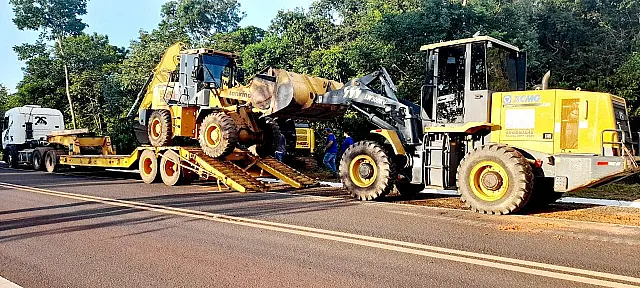 Maquinário da prefeitura de Aquidauana que tombou na BR-262 foi retirado do local