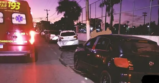 Motorista bate em carro estacionado e fica ferido em Corumbá