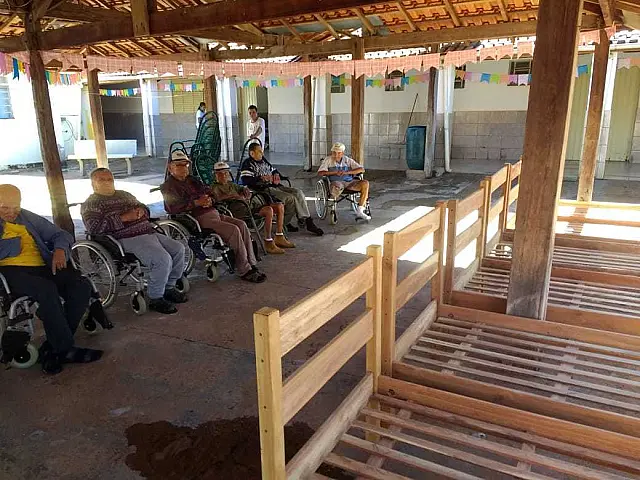 Presos transformam material apreendido em móveis para doação em Aquidauana