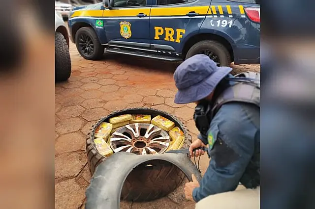 Motorista é preso em flagrante com 51,2 Kg de cocaína no estepe da caminhonete