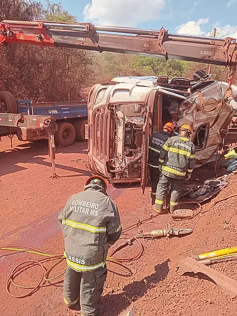 Carreta tomba e motorista morre preso às ferragens em Corumbá