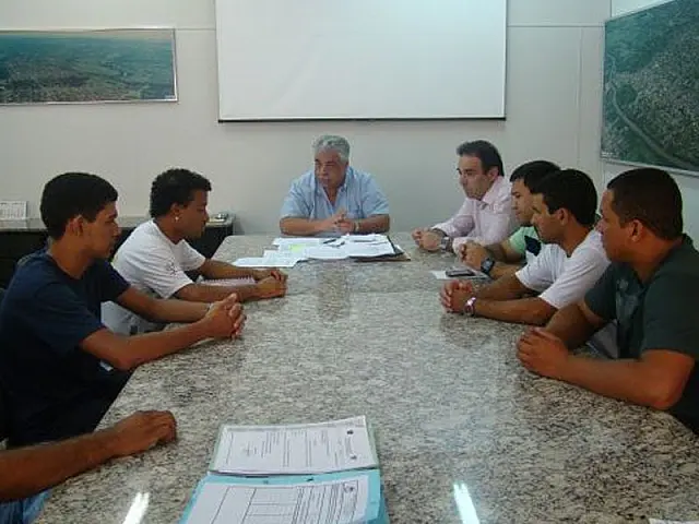 Alunos da UEMS se reúnem com prefeito para falar sobre mensalidade de ônibus
