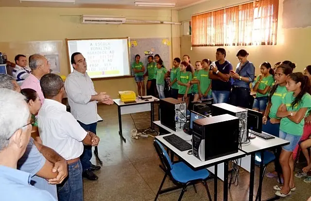 Orro entrega computadores e ar-condicionado para duas escolas