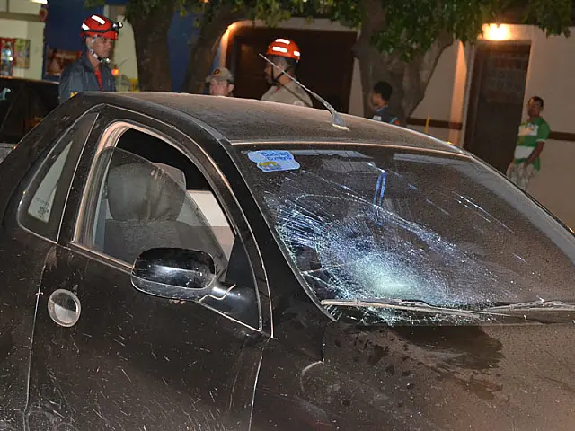 'Escondida' por pilha de tijolos, pedestre é atropelada por caminhonete