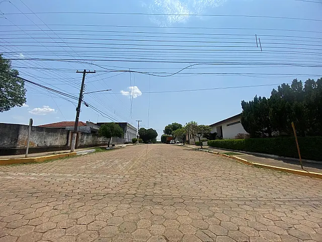 Fios de fibra ótica soltos causam alerta no Centro de Aquidauana
