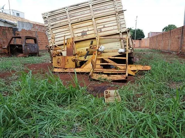 Mulher é morta a facadas e corpo encontrado em terreno baldio