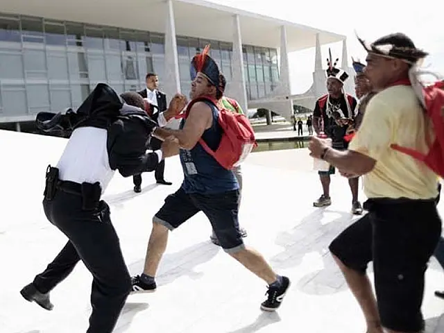 Índios fazem protesto e tentam invadir Palácio do Planalto, em Brasília