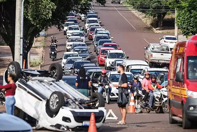 Carro capota em avenida movimentada da Capital que estava sem semáforo