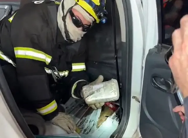 Bombeiros ajudam PRF a localizar maconha escondida em fundo falso de veículo, em Corumbá