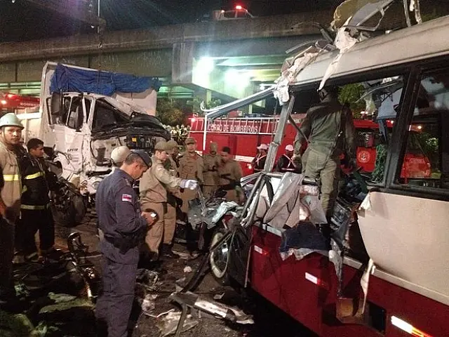Sobe para 15 número de mortes em acidente entre micro-ônibus e caçamba