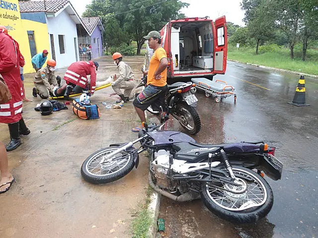 Homem de 34 anos fica gravemente ferido em acidente entre moto e carro