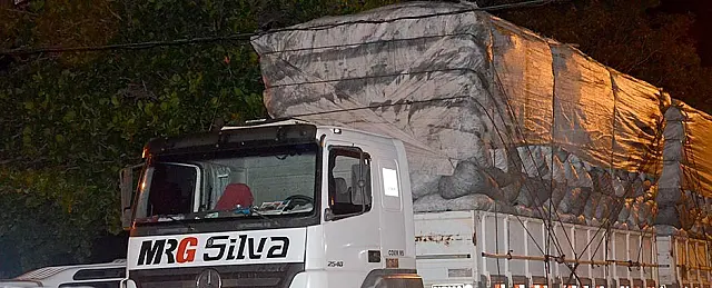 Tráfego de carretas no cruzamento da Duque de Caxias causa preocupação na população