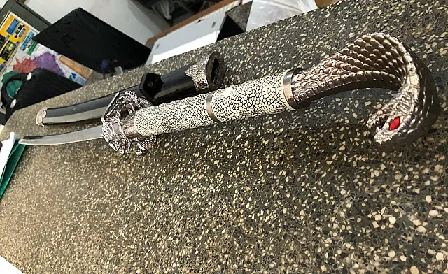 PM apreende espada samurai com homem que invadiu casa em Aquidauana