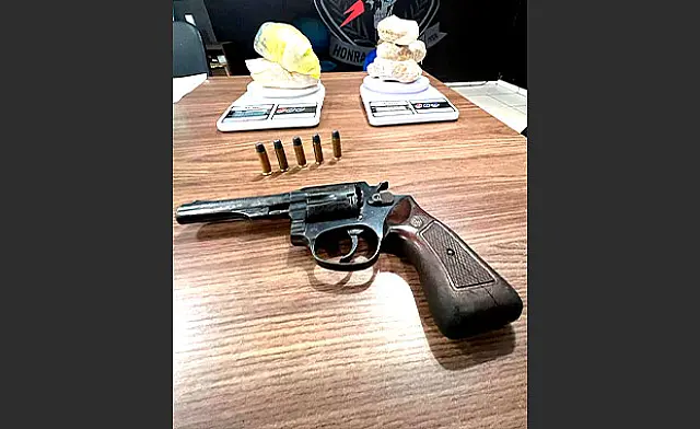 Homem é preso por tráfico de drogas e porte de arma de fogo
