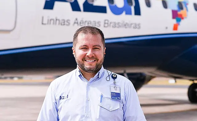 Agente paga passagens de avião para casal surdo e filhos ao ver que caíram em golpe
