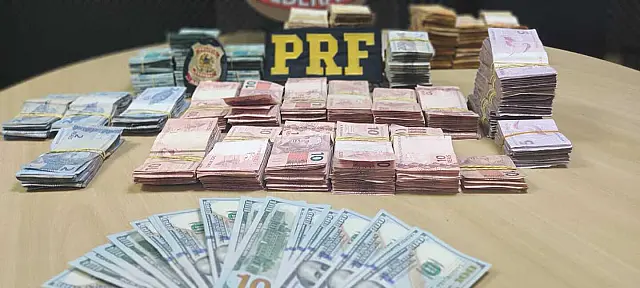 PRF apreende sacos de dinheiro com bolivianos em Anastácio
