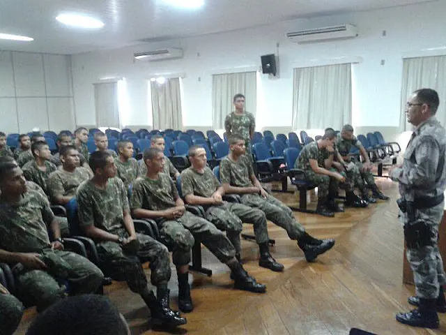 Rotai ministra palestra para novos soldados do 9º BE Cmb