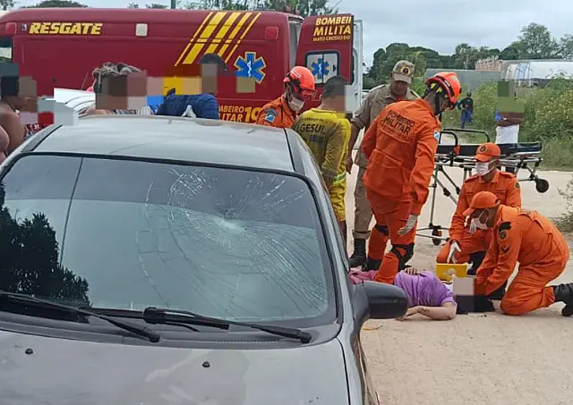Mulher de 22 anos fica ferida em acidente entre carro e moto em Ladário