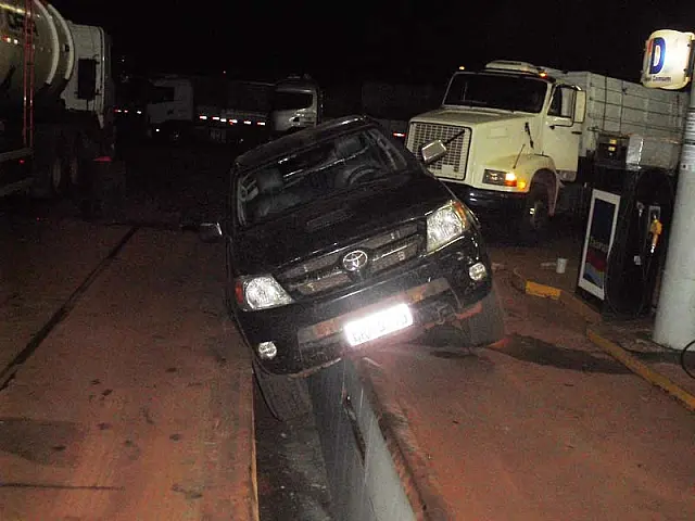 Traficante se atrapalha e cai em valeta de posto de combustível